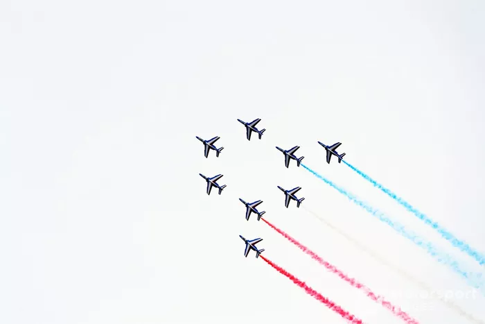 El equipo de exhibición del Armee de l'Air et Espace, La Patrouille de France, pasan por el circuito