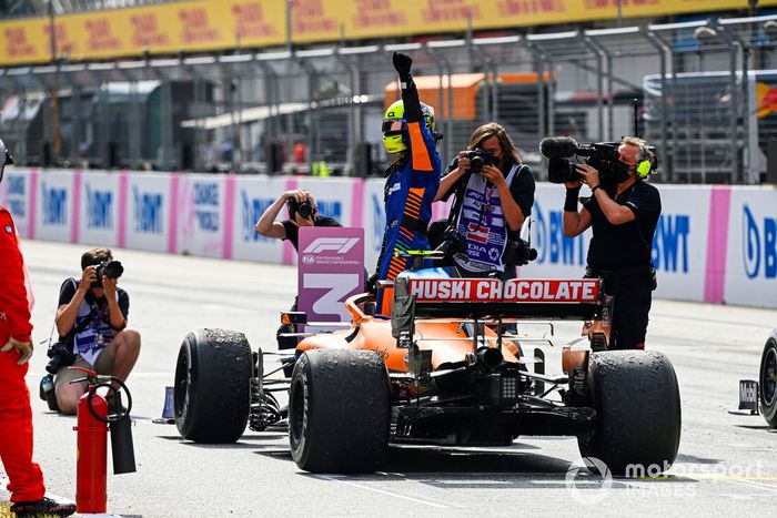 Tercer lugar Lando Norris, McLaren MCL35M, en Parc Ferme