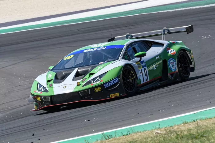 #19 Imperiale Racing, Lamborghini Huracán GT3 Evo: Mateo Llarena, Stuart Middleton