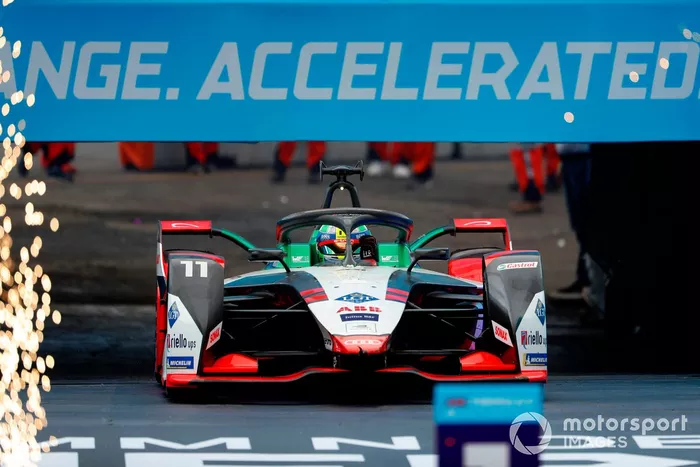 Lucas Di Grassi, Audi Sport ABT Schaeffler, Audi e-tron FE07, primo classificato, sale sul podio