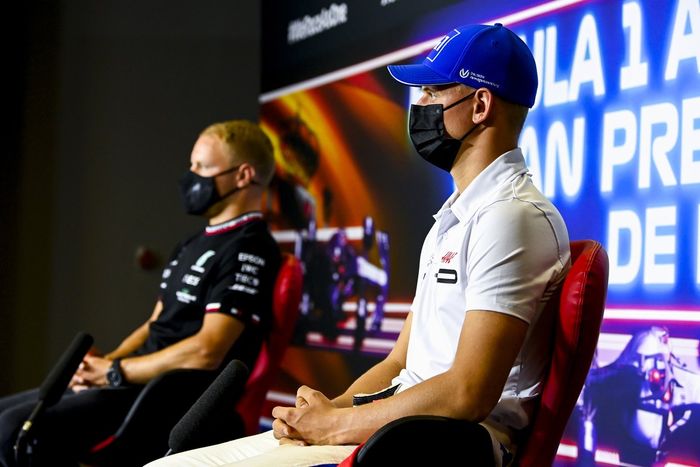 Mick Schumacher, Haas F1, Valtteri Bottas, Mercedes  en la conferencia de prensa
