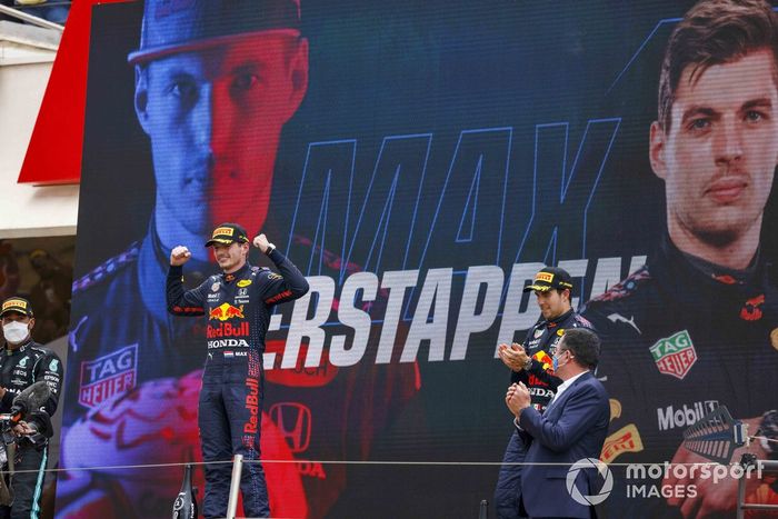 Lewis Hamilton, Mercedes, Max Verstappen, Red Bull Racing, y Sergio Pérez, Red Bull Racing