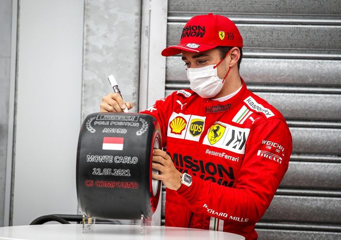 Charles Leclerc, Ferrari, con el premio Pirelli Pole Position