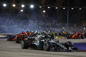 Lewis Hamilton, Mercedes AMG F1 W09 EQ Power+, devant Sebastian Vettel, Ferrari SF71H, Max Verstappen, Red Bull Racing RB14, Valtteri Bottas, Mercedes AMG F1 W09 EQ Power+, et le reste du peloton au départ
