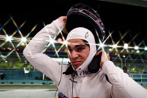Lance Stroll, Williams Racing met son casque dans le garage