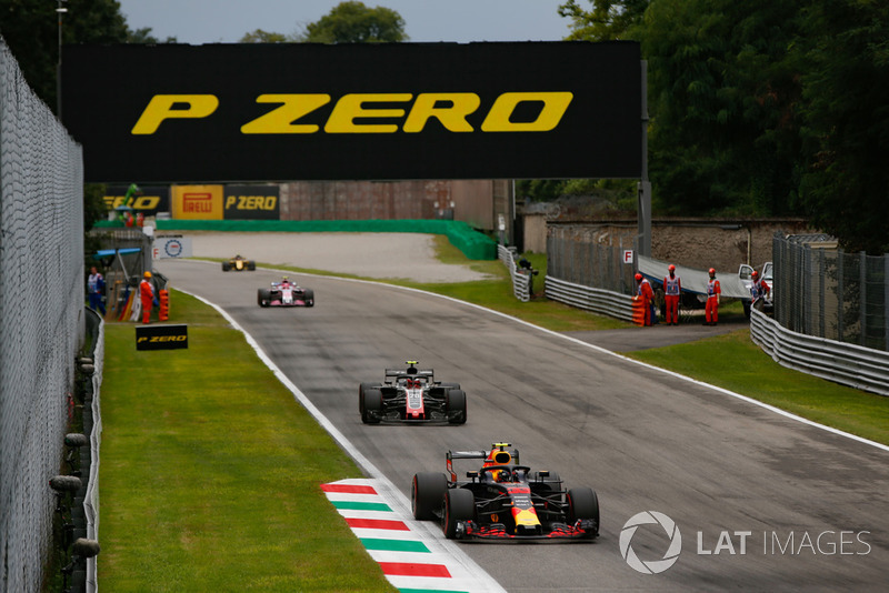 Max Verstappen, Red Bull Racing RB14, Kevin Magnussen, Haas F1 Team VF-18