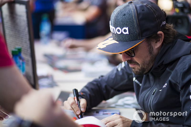 Fernando Alonso, McLaren signs autographs