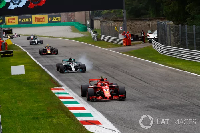 Kimi Raikkonen, Ferrari SF71H y Lewis Hamilton, Mercedes AMG F1 W09