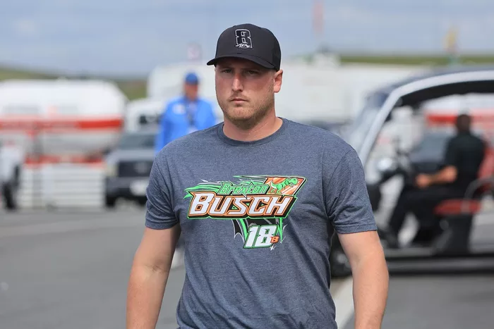 Austin Hill, piloto del Chevrolet n.º 33 de Richard Childress Racing, rinde homenaje a Kyle Busch