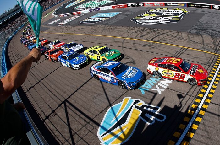 Joey Logano, Team Penske, Kyle Larson, Hendrick Motorsports