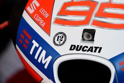 Un sticker rendant hommage à Angel Nieto sur la Ducati de Jorge Lorenzo