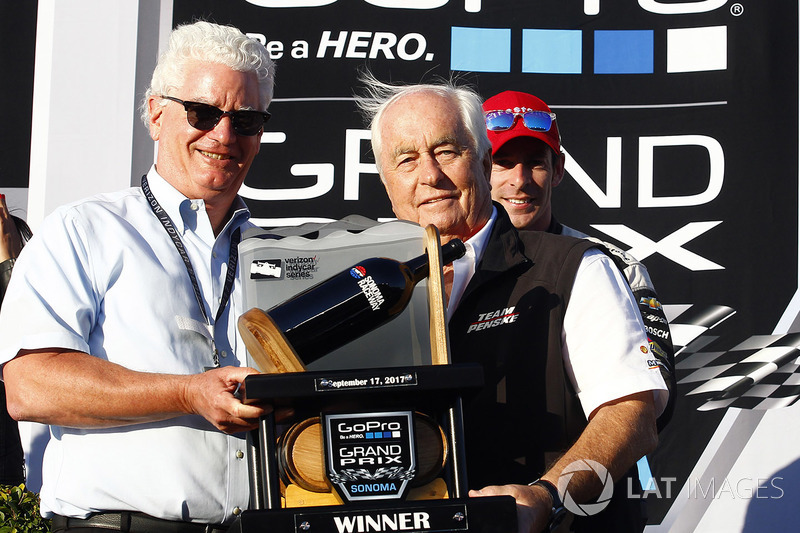 Roger Penske mit Siegertrophäe in Sonoma