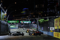 Lewis Hamilton, Mercedes AMG F1 W08, Daniel Ricciardo, Red Bull Racing RB13, the rest of the field