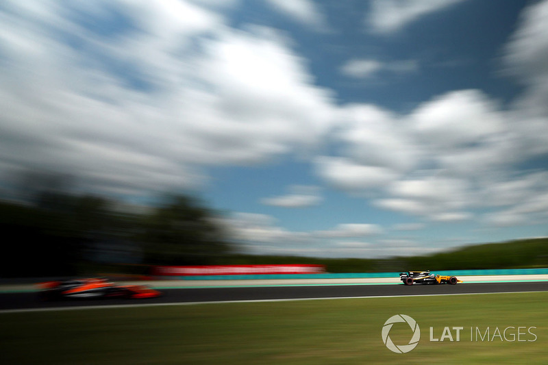 Jolyon Palmer, Renault Sport F1 Team RS17, Stoffel Vandoorne, McLaren MCL32