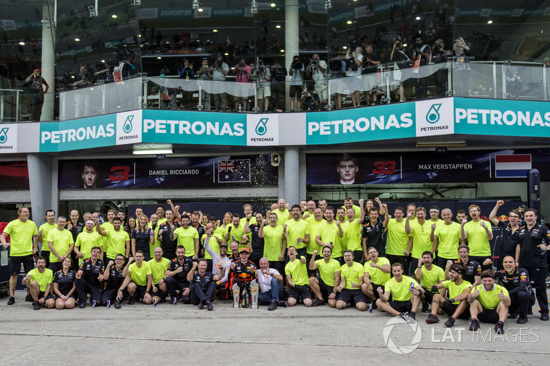 Race winner Max Verstappen, Red Bull Racing with Christian Horner, Red Bull Racing Team Principal, Dr. Helmut Marko, Red Bull Motorsport Consultant, Daniel Ricciardo, Red Bull Racing and the team