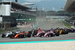 Stoffel Vandoorne, McLaren MCL32 et Sergio Perez, Force India VJM10 au départ