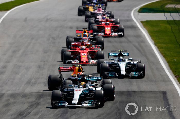 Lewis Hamilton, Mercedes AMG F1 W08, Max Verstappen, Red Bull Racing RB13, Valtteri Bottas, Mercedes AMG F1 W08, Sebastian Vettel, Ferrari SF70H, Daniel Ricciardo, Red Bull Racing RB13 y Kimi Raikkonen, Ferrari SF70H en el reinicio