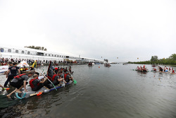 El equipo McLaren va hacia la carrera de lanchas