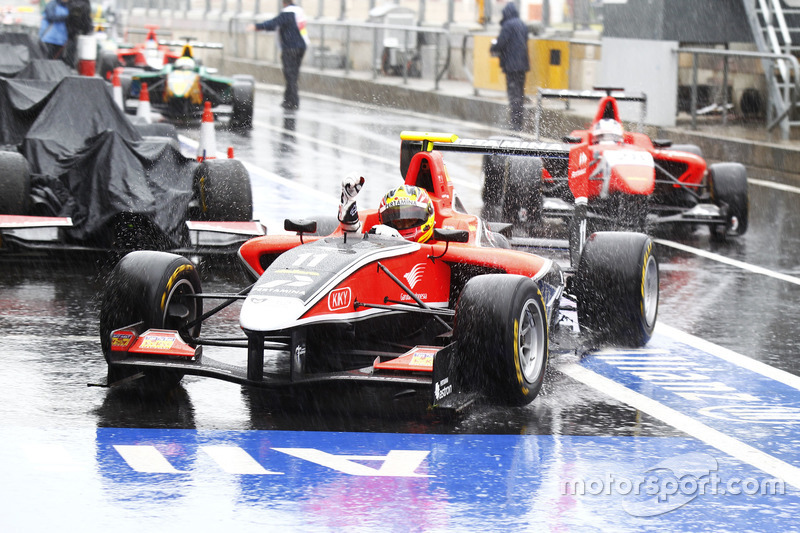 Rio Haryanto menuju parc ferme, setelah meraih kemenangan di Race 2 GP3 Hongaria 2011.