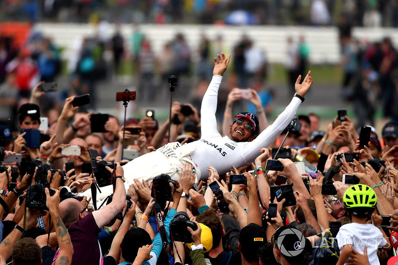 Race winner Lewis Hamilton, Mercedes AMG F1 celebrates with the fans