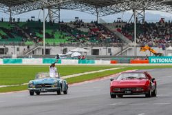 Lewis Hamilton, Mercedes AMG F1 y Sebastian Vettel, Ferrari en el desfile