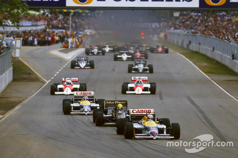 Nigel Mansell, Williams FW11 Honda lidera el grupo en la vuelta de calentamiento