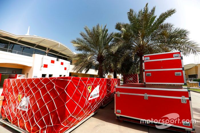 Carga de Ferrari en el paddock