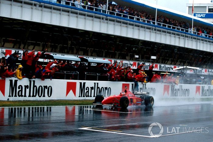 GAnador Michael Schumacher, Ferrari F310 toma la bandera a cuadros