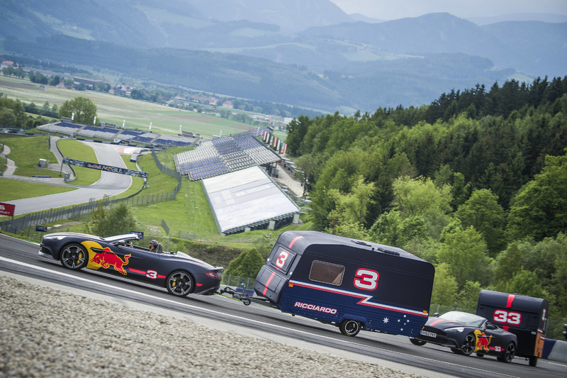 Max Verstappen e Daniel Ricciardo corrono con Aston Martin trainando una roulotte