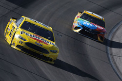 Joey Logano, Team Penske, Ford; Kyle Busch, Joe Gibbs Racing, Toyota