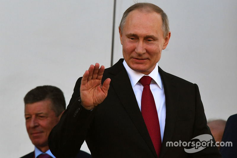 Президент России Владимир Путин во всех четырех Гран При награждал победителя гонки