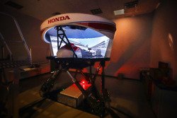 Fernando Alonso en el simulador de Honda Performance