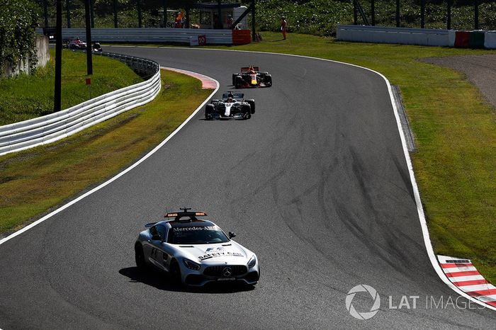 El coche de seguridad por delante de Lewis Hamilton, Mercedes AMG F1 W08, Max Verstappen, Red Bull R