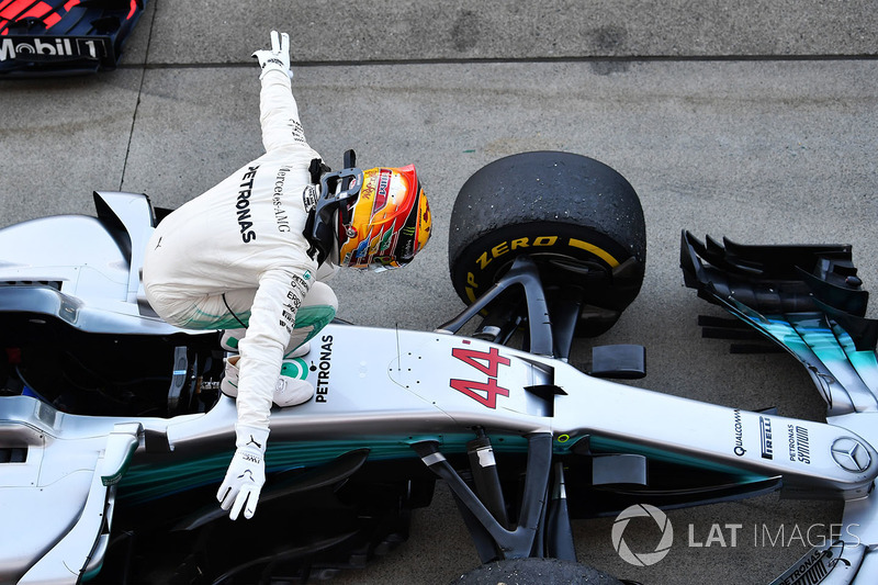 Lewis Hamilton, Mercedes-Benz F1 W08 festeggia nel parco chiuso