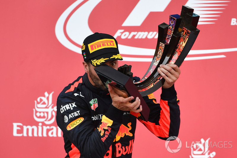 Podio: Ganador de la carrera Daniel Ricciardo, Red Bull Racing celebra