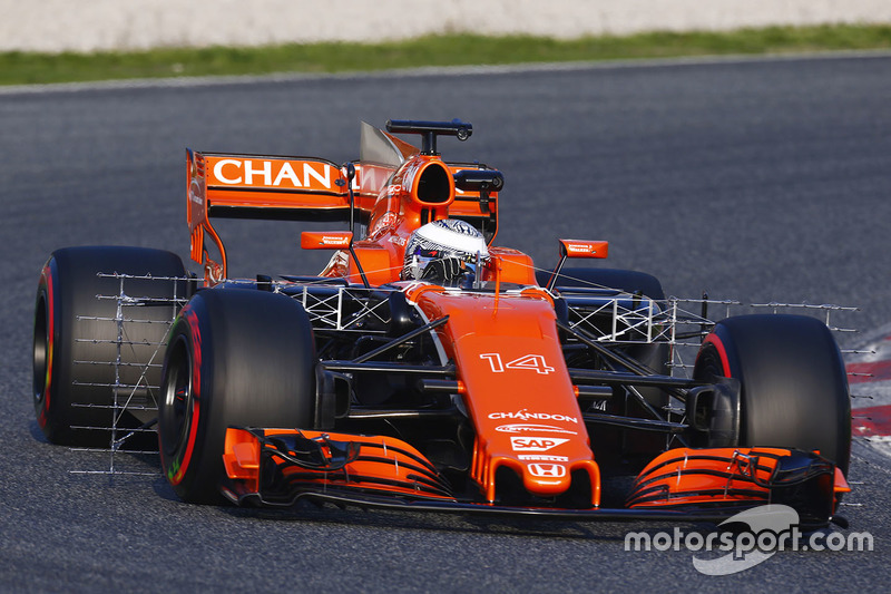 Fernando Alonso, équipé d'un casque "camouflage" sur le tracé de Barcelone