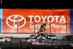 Choque de Matt Crafton, ThorSport Racing Toyota vuela sobre la pista de Daytona