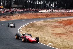 Chris Amon, Ferrari 312, précède Denny Hulme, Brabham BT24 Repco
