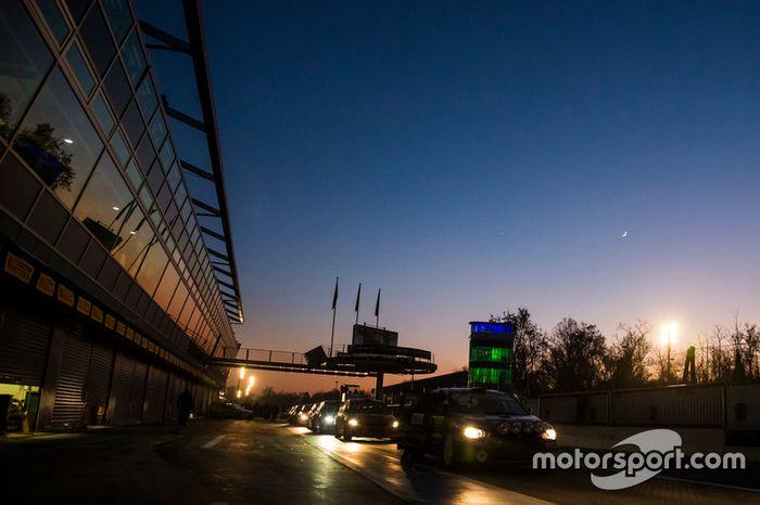 Acción de rally de noche