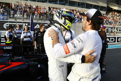 Jenson Button y Fernando Alonso, McLaren en la parrilla