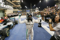 Друге місце і новий титул Чемпіона світу Ніко Росберг, Mercedes AMG Petronas F1 святкує в закритому