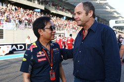 Chalerm Yoovidhya, mede-eigenaar Red Bull met Gerhard Berger op de grid