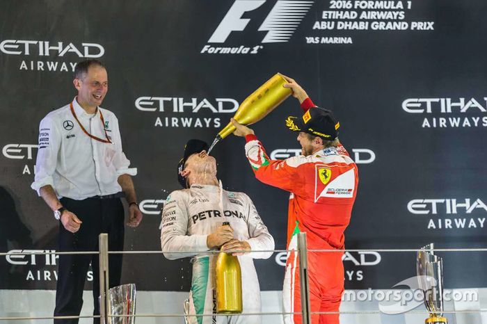 Podio:segundo lugar Nico Rosberg, Mercedes AMG F1 y el tercer lugar Sebastian Vettel, Ferrari celebran con champaña