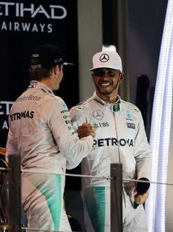 Нико Росберг, Mercedes AMG F1, и Льюис Хэмилтон, Mercedes AMG F1: рукопожатие