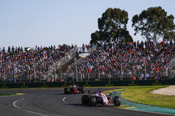 Sergio Perez, Force India VJM10, devant Kevin Magnussen, Haas F1 Team VF-17