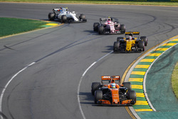 Фернандо Алонсо, McLaren MCL32, Нико Хюлькенберг, Renault Sport F1 RS17, Эстебан Окон, Force India V