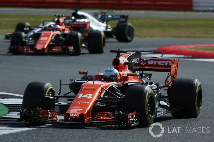 Fernando Alonso, McLaren MCL32, Stoffel Vandoorne, McLaren MCL32 y Lewis Hamilton, Mercedes AMG F1 W08