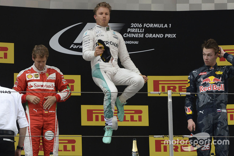 14: Подіум Гран Прі Китаю, Шанхай: переможець Ніко Росберг, Mercedes AMG F1 Team, друге місце - Себастьян Феттель, Ferrari, третє місце - Данііл Квят, Red Bull Racing