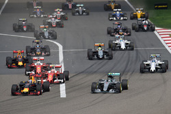 Daniel Ricciardo, Red Bull Racing RB12, und Nico Rosberg, Mercedes AMG F1 Team W07, in Führung nach