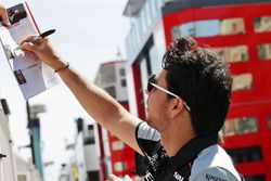 Sergio Pérez, Sahara Force India F1 firma autógrafos para los fans